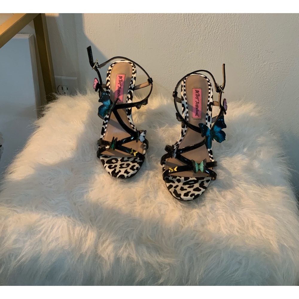 Bl & Wh butterfly heel. 4 inch